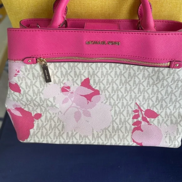 Michael Kors Pink and Cream/White Women's Bag Set - Picture 2 of 10